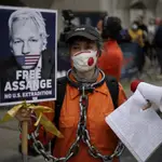 Una seguidora de Assange a las puertas de la corte donde se celebra el juicio en Londres