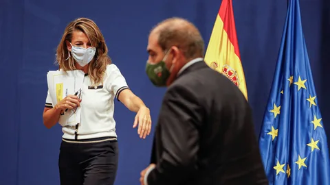 La ministra de Trabajo, Yolanda Díaz, y el presidente de ATA, Lorenzo Amor