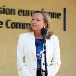 GRAF1078. BRUSELAS, 07/09/2020.- La ministra de Economía, Nadia Calviño, atiende a los medios durante su visita este lunes a la Comisión Europea, en Bruselas. EFE/Leo Rodríguez