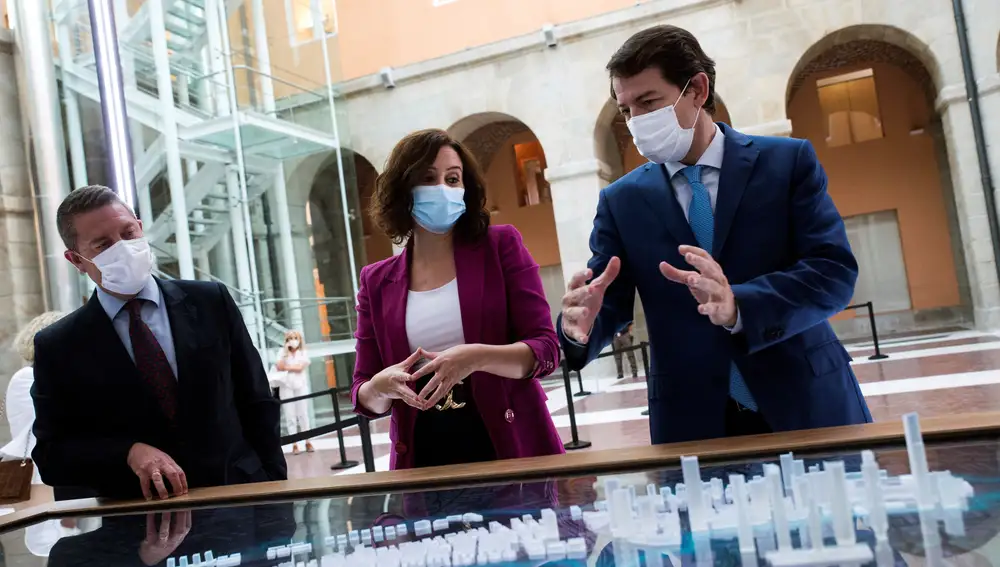 La presidenta de la Comunidad de Madrid, Isabel Ayuso (c); el de Castilla-La Mancha, Emiliano García-Page (i); y de Castilla y León, Alfonso Fernández Mañueco (d), este lunes tras su reunión en Madrid