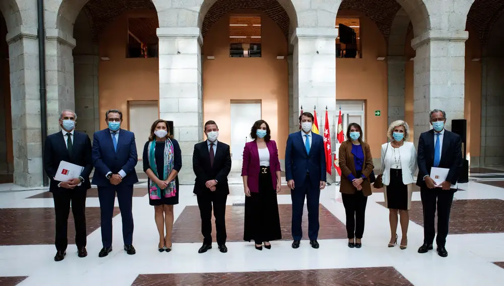 La presidenta de la Comunidad de Madrid, Isabel Ayuso (c); el de Castilla-La Mancha, Emiliano García-Page (4i); y de Castilla y León, Alfonso Fernández Mañueco (4d), este lunes tras su reunión en Madrid.