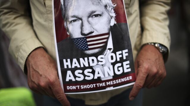 Un seguidor de Julian Assange a las puertas del tribunal donde va a ser juzgado