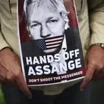 Un seguidor de Julian Assange a las puertas del tribunal donde va a ser juzgado