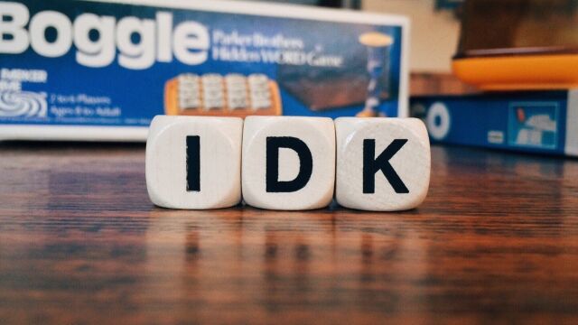 Bloques de construcción infantiles mostrando las letras I D K que forman las siglas inglesas de "I don't know", que traducido, significa "no lo sé".