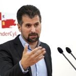 El secretario regional del PSOE, Luis Tudanca, responde a las preguntas de los periodistas