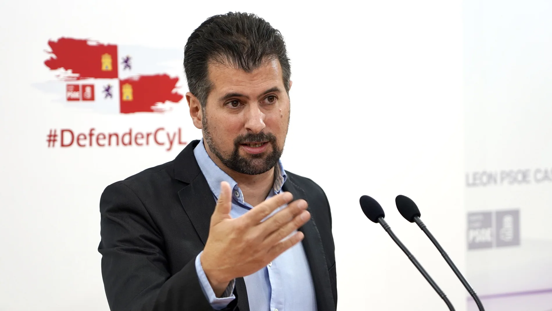 El secretario regional del PSOE, Luis Tudanca, responde a las preguntas de los periodistas