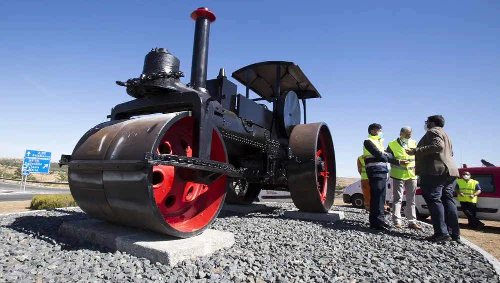 Colocación de la apisonadora ornamental de Camineros en la rotonda de confluencia carretera N-110 (carretera de Salamanca) y AV-110, a la que han asistido el alcalde de Ávila, Jesús Manuel Sánchez Cabrera y otras autoridades