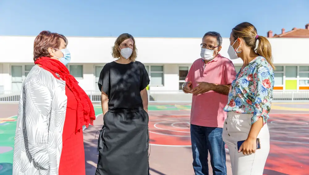 La alcaldesa de Segovia, Clara Luquero, visita un colegio
