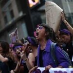 Un grupo de mujeres muestra sus eslóganes feministas durante la celebración del Día de la Mujer en Ciudad de México.