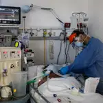 Personal médico realiza controles de rutina a pacientes COVID-19, el 6 de septiembre de 2020, en un hospital de la Provincia de Buenos Aires (Argentina).