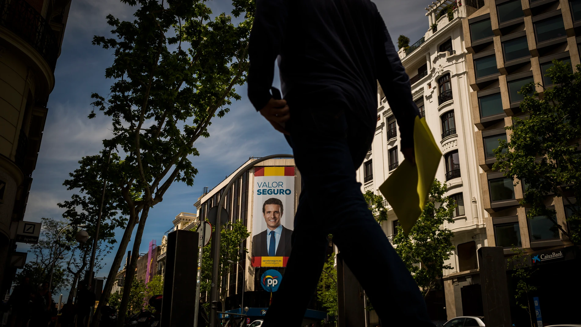 La sede nacional del Partido Popular, en la madrileña calle de Génova, durante la última campaña electoral. De la fachada cuelga una imagen del presidente nacional del PP, Pablo Casado