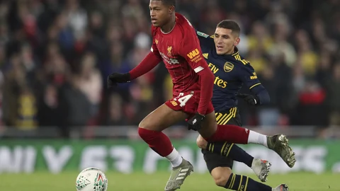 Lucas Torreira con el Arsenal en un partido frente al Liverpool.