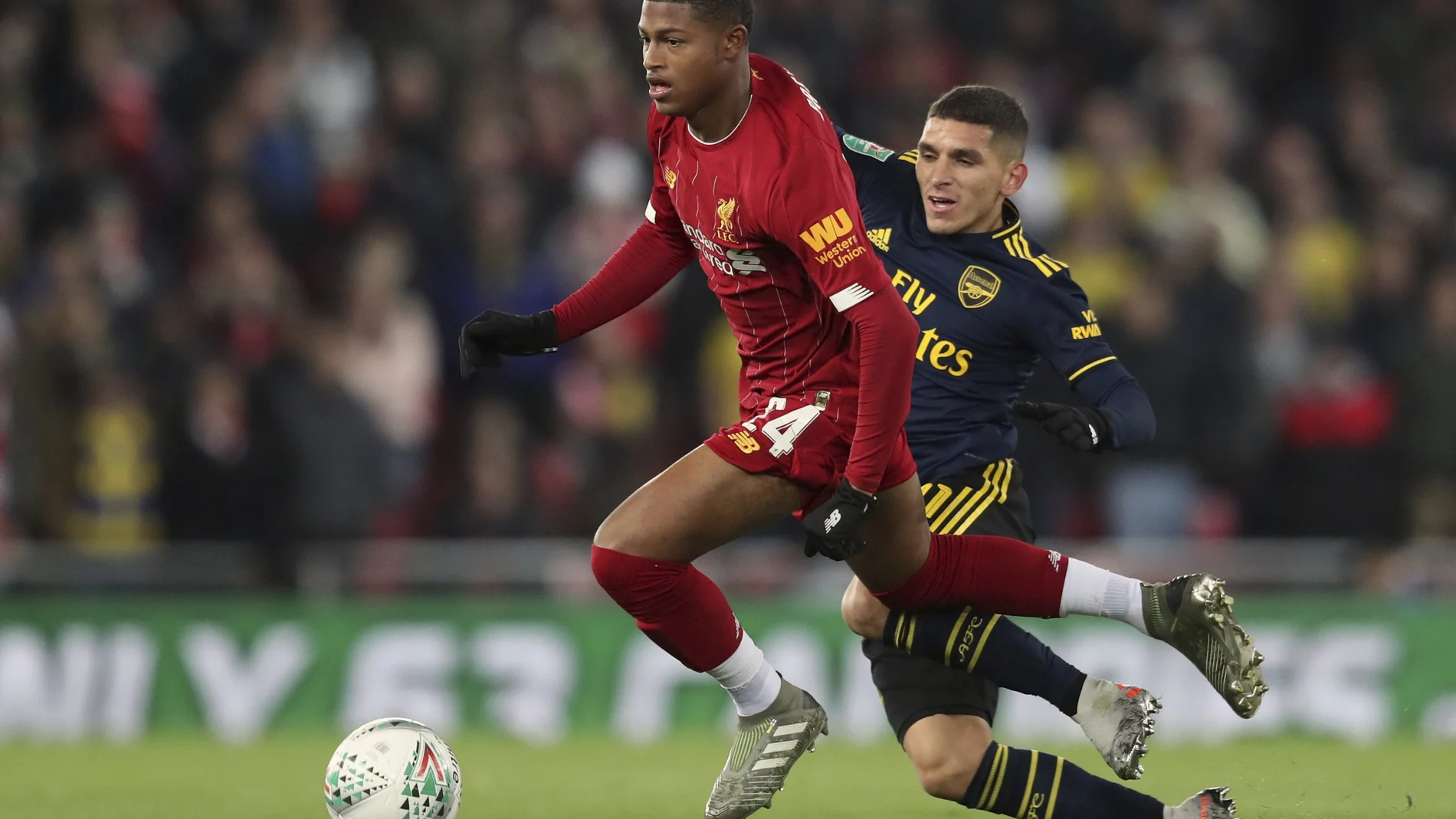 Lucas Torreira con el Arsenal en un partido frente al Liverpool.