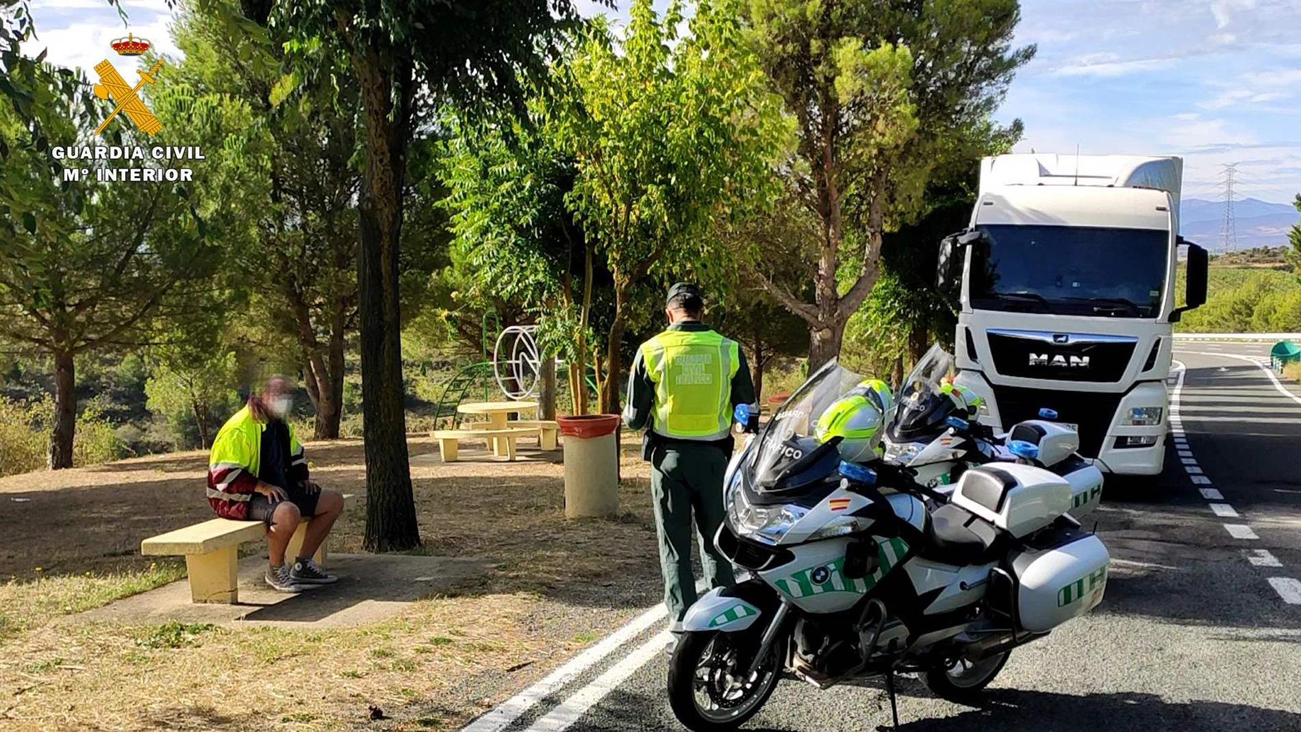 Un camionero alerta a Guardia Civil de que conduce por la A-68 en La Rioja quintuplicando la tasa de alcohol permitida