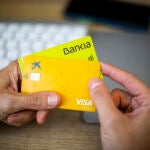 CaixaBank ofrecerá tarjetas mixtas cuando se haga efectiva su fusión con Bankia.