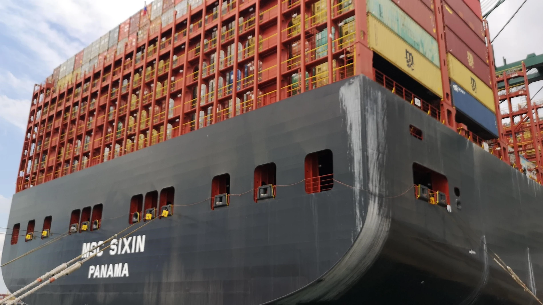 Un buque en una sola escala realiza un récord histórico de carga y descarga de contenedores en el Puerto de València