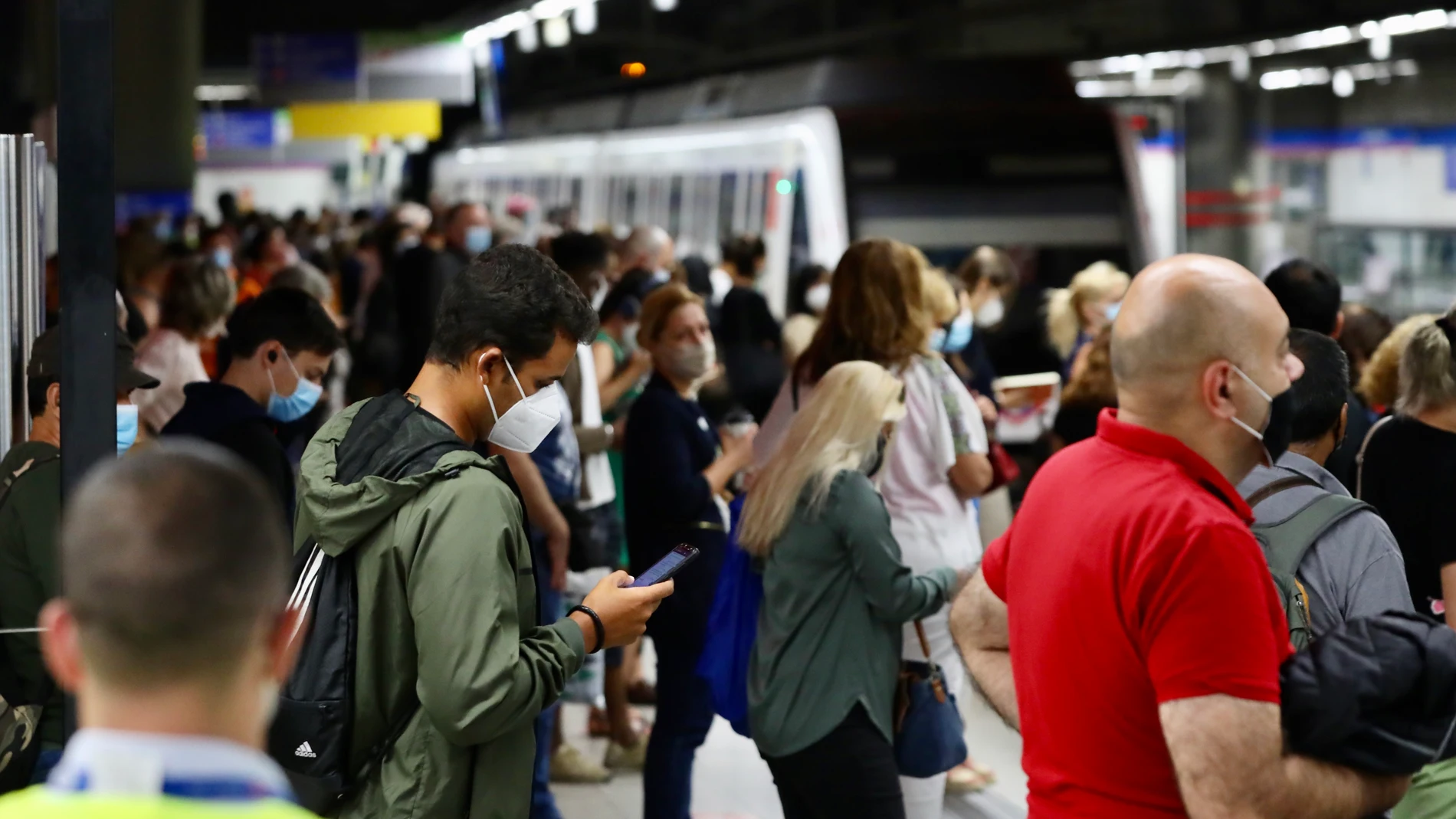 Afluencia de público en el metro de Madrid en plena hora punta.
