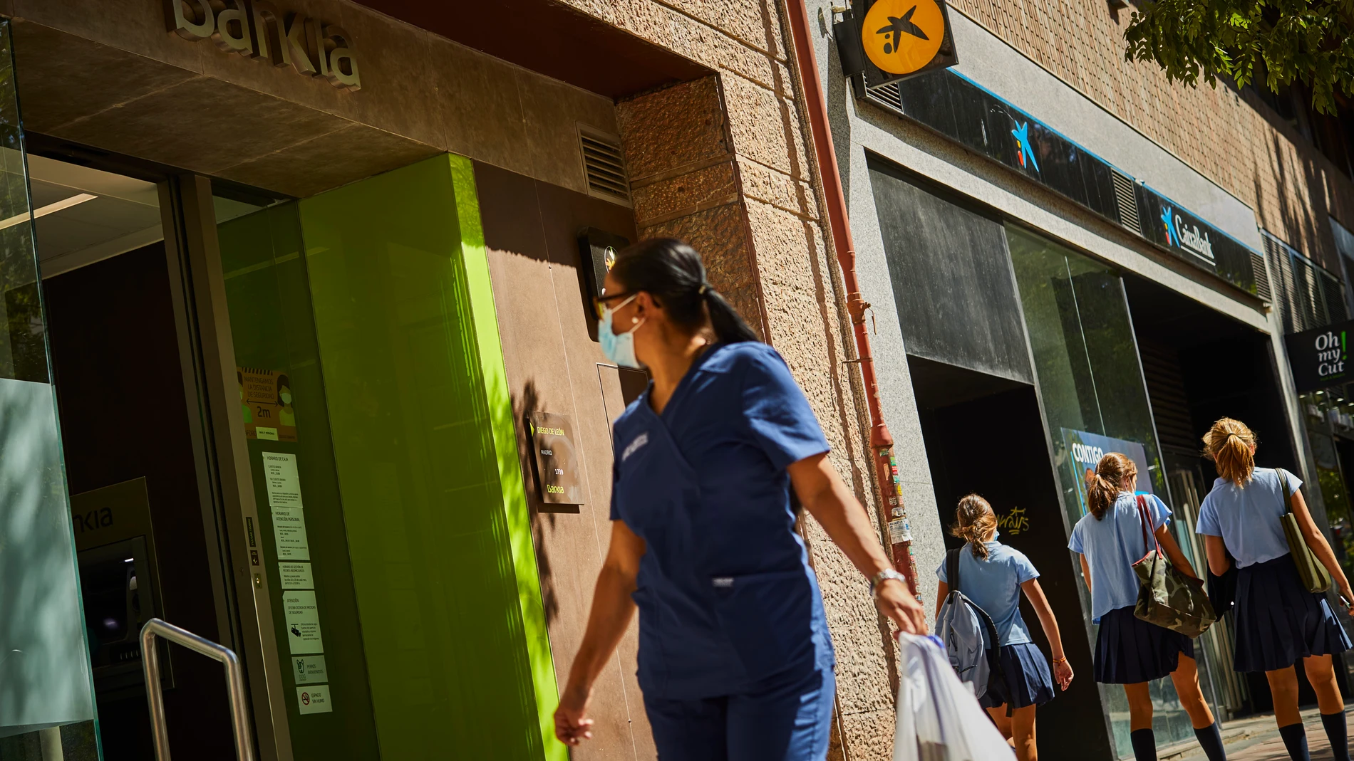 Oficinas bancarias de Bankia y Caixabank en Madrid