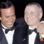 Julio Iglesias, abrazado a Frank Sinatra