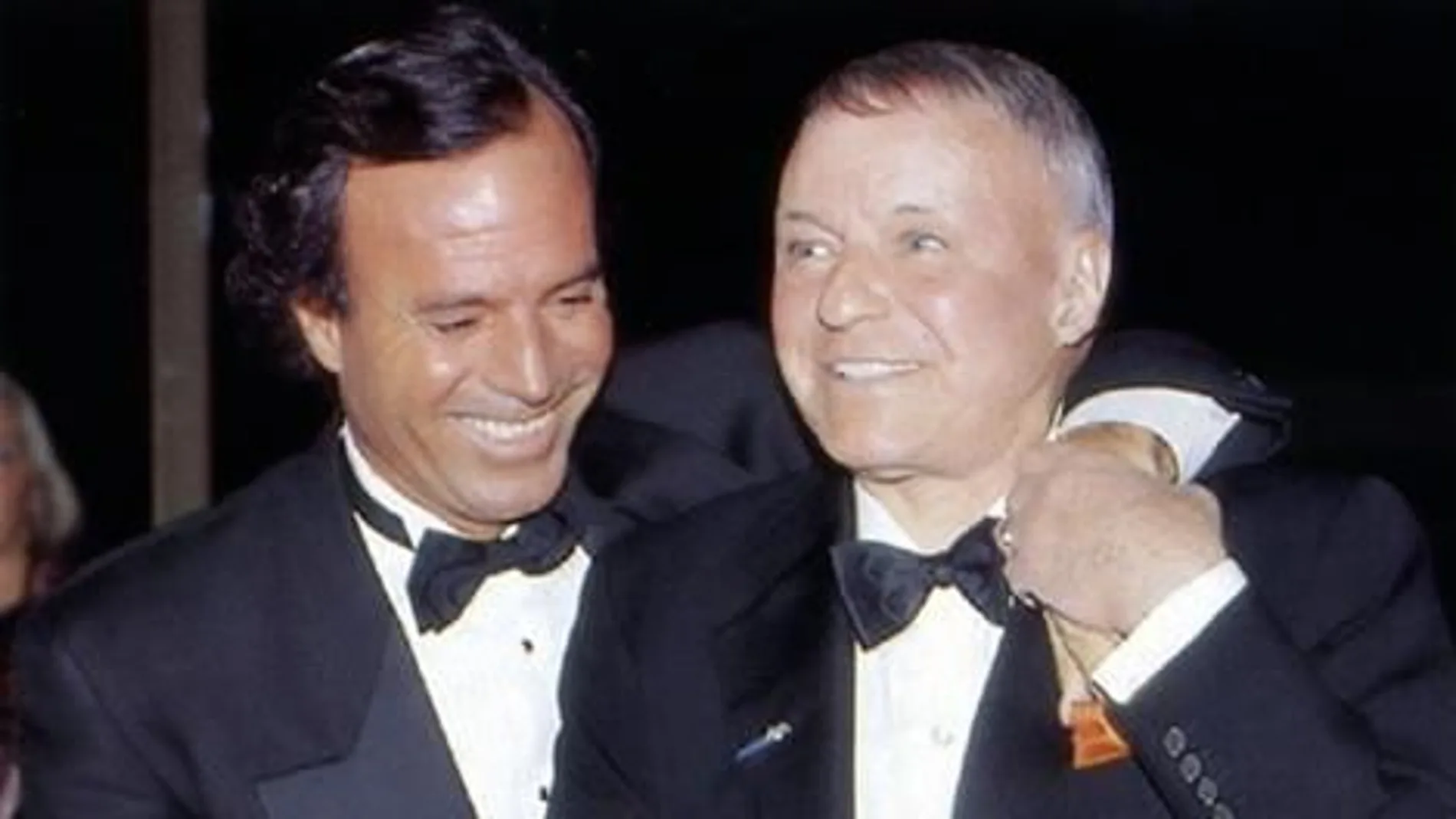 Julio Iglesias, abrazado a Frank Sinatra
