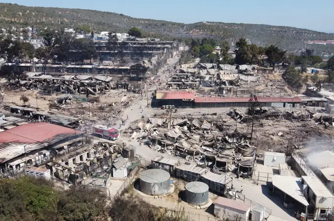 El anuncio de 35 positivos por covid-19, posible origen del incendio que ha destruido el campo de Lesbos