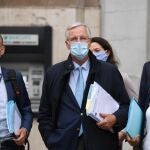 El negociador del bloque europeo para el Brexit, Michel Barnier (c), llega acompañado por sus consejeros a una reunión sobre el brexit en Londres