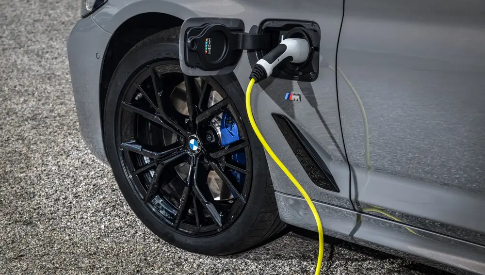 Imagen de un coche electrificado cargándose.BMW12/08/2020
