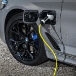 Imagen de un coche electrificado cargándose.BMW12/08/2020