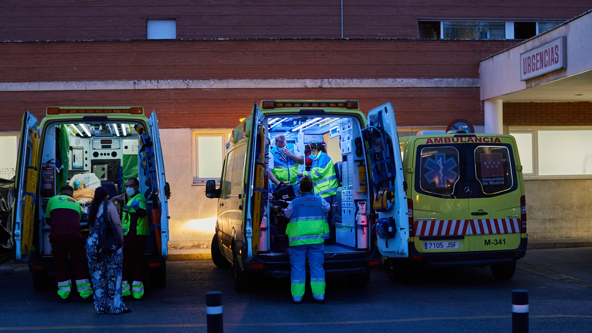 Llegada de ambulancias al servicio de Urgencias del Hospital 12 de Octubre de Madrid