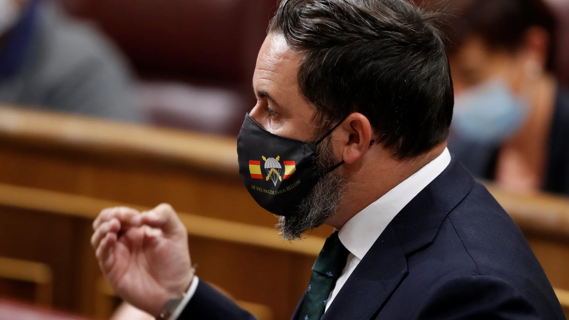 El líder de Vox, Santiago Abascal con una mascarilla en la que se puede leer "si vis pacem para bellum" (Si quieres paz prepárate para la guerra) de la BRIPAC