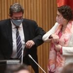 El ministro de Inclusión, Seguridad Social y Migraciones, José Luis Escrivá, saluda a la presidenta de la Comisión de Seguimiento y Evaluación de los Acuerdos del Pacto de Toledo, Magdalena Valerio