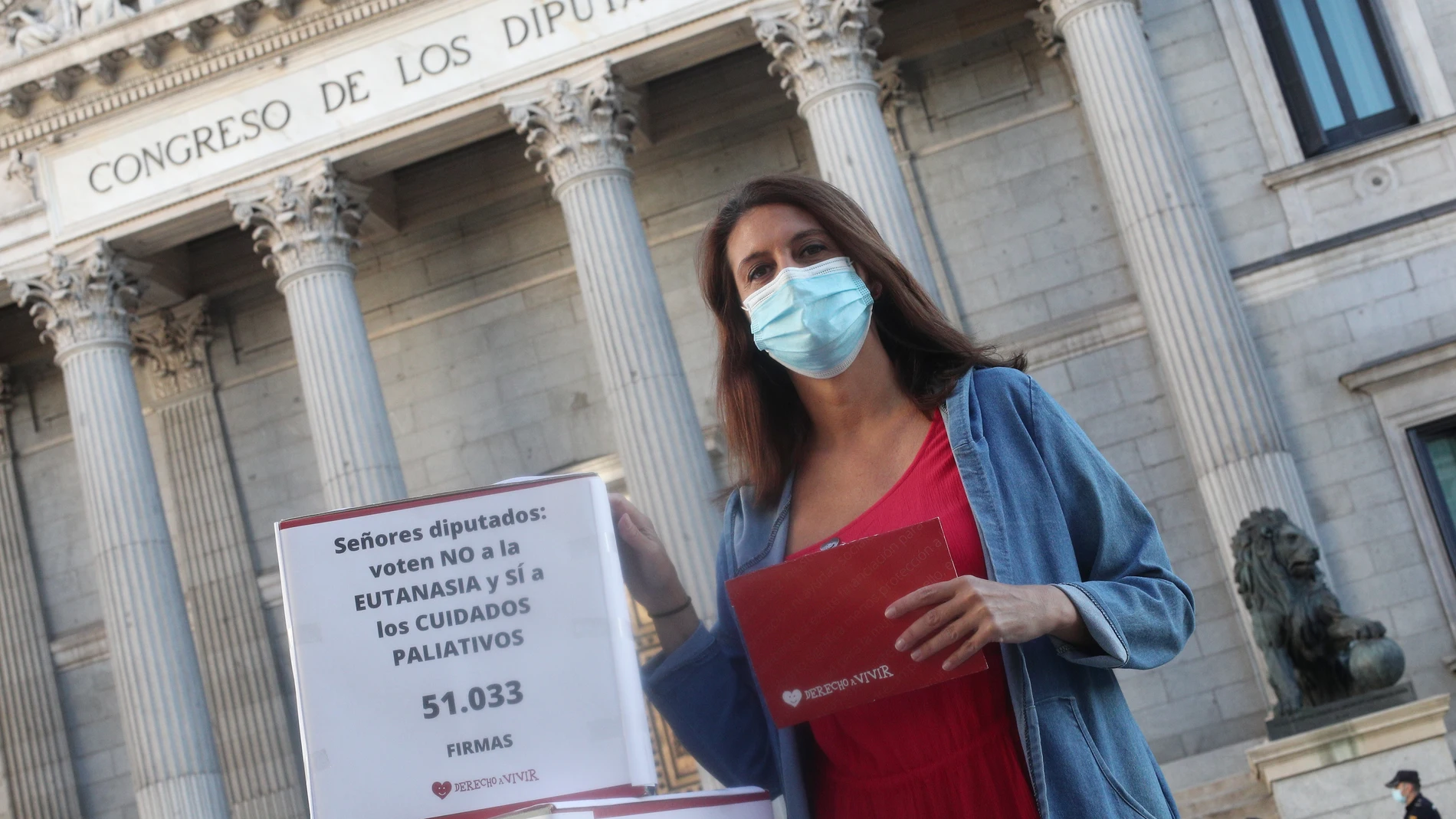 ‘Derecho a Vivir entrega’ firmas para que el Congreso opte hoy por los cuidados paliativos