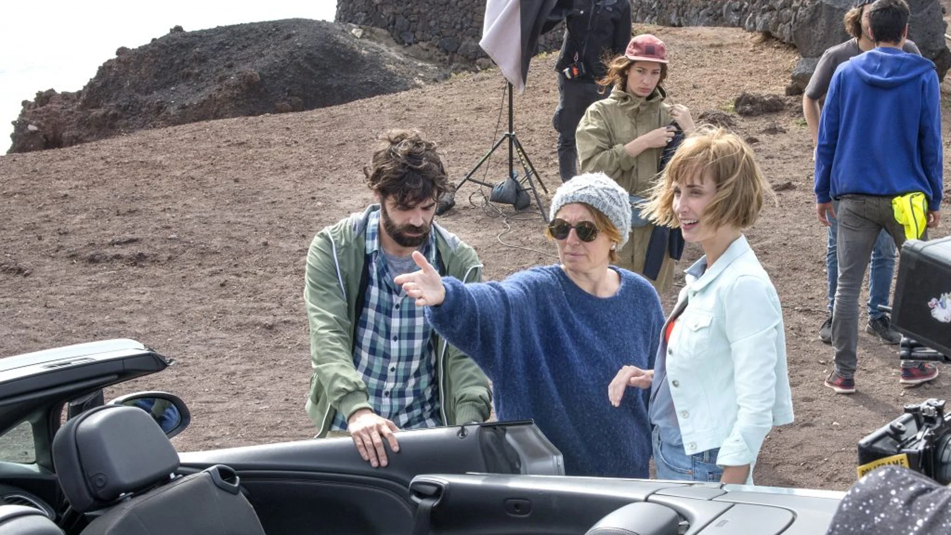 Ángeles Reiné dirige a Ingrid García Johnson y a David Verdaguer, en un momento del rodaje de la película "Salir del ropero"