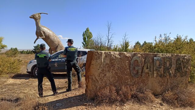 Efectivos de la Guardia Civil investigan los hechos en Garray