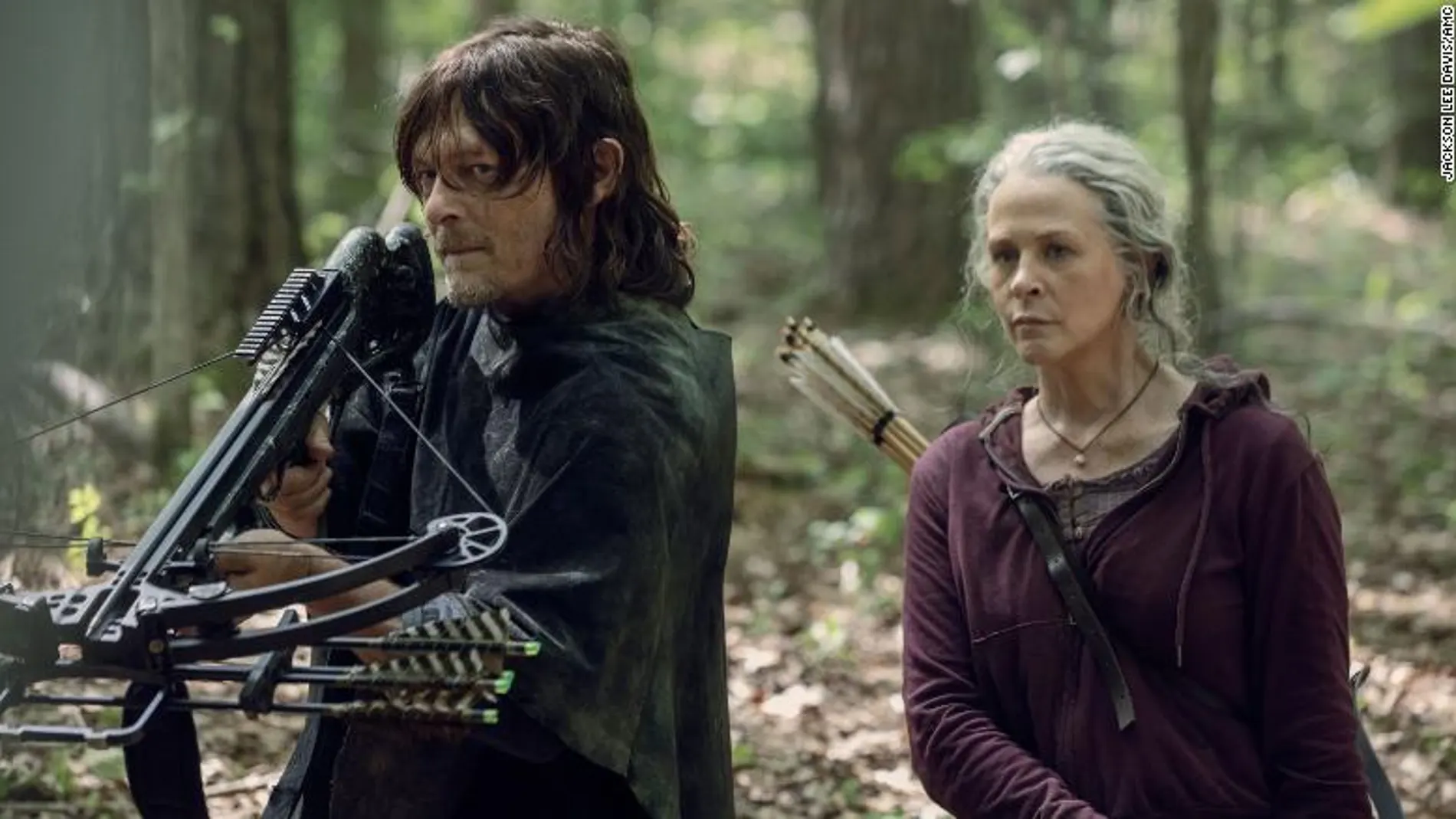 Norman Reedus y Melissa McBride,en una imagen de la temporada 10 de "The Walking Dead", liderarán una nueva serie para AMC después de la conclusión del programa original.