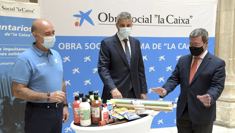 Presentación de la VII campaña solidaria ‘Vuelta al Cole 2020’ por parte del director territorial de la Caixa, Marc Benhamou (C), el presidente de la Diputación de Burgos, César Rico (D), y el delegado de la Asociación de Voluntarios de Castilla y León, José Miguel Ruiz (I)