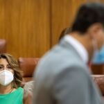 El presidente de la Junta, Juanma Moreno, y la secretaria general del PSOE-A, Susana Díaz, en el Parlamento andaluz