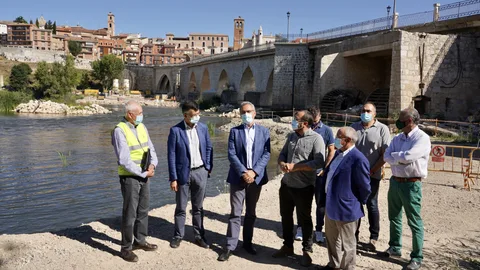 El delegado del Gobierno de España en Castilla y León, Javier Izquierdo, visita las obras del Puente de Tordesillas