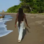 Rastafari en una playa jamaicana.