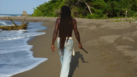 Rastafari en una playa jamaicana.