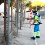 Una operaria desinfecta zonas públicas de uso escolarAYUNTAMIENTO DE PALMA10/09/2020