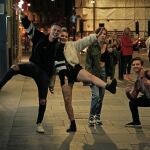 Jóvenes en Newcastle antes de volver a las restricciones de grupos de más de seis personas por el alto número de contagios en 2020 por la variante británica