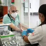 La Consejería de Sanidad del Gobierno de Canarias ha comenzado en el barrio de La Isleta, en Las Palmas de Gran Canaria, el cribado de la población para detectar portadores asintomáticos de la covid-19 en los puntos del archipiélago con mayor índice de contagios. En la imagen, una enfermera toma una muestra de sangre a un ciudadano para un test serológico, en el Centro de Día de Mayores de La Isleta. EFE/Quique Curbelo
