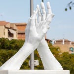 El presidente de la Junta, Juanma Moreno, observa la escultura-homenaje a los trabajadores de la sanidad en Andalucía. Álex Cámara / Europa Press