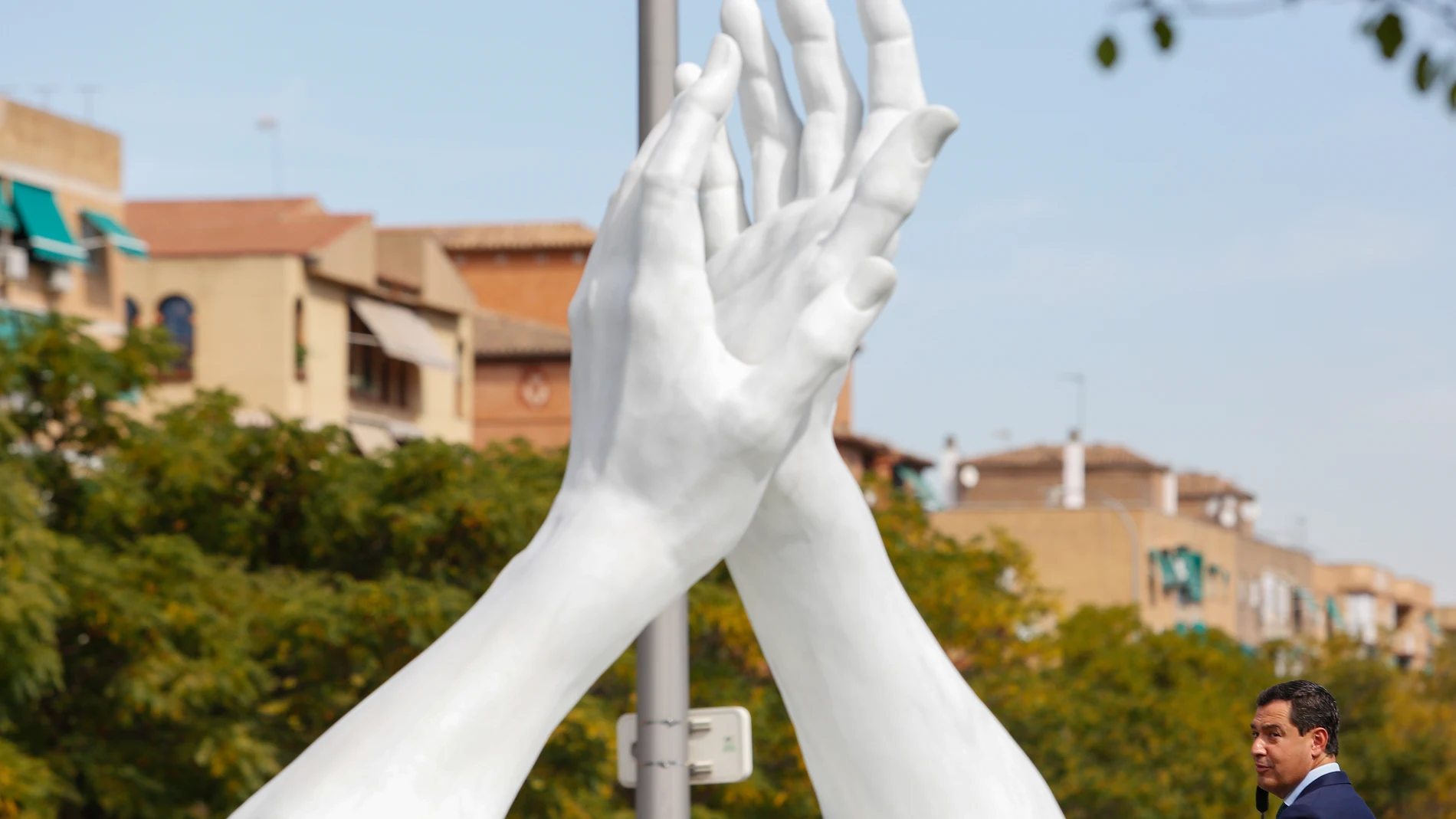 Inauguración de la escultura-homenaje a los trabajadores de la sanidad en Andalucía y de todos los sectores esenciales por su entrega y sacrificio durante la pandemia de covid-19