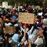 Refugiados levantan carteles con el lema&quot; Alemania ayúdanos &quot;,en el campamento de Kara Tepe en Lesbos , Grecia.