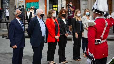 Josep Bou (PP), Ernest Maragall (ERC), la alcaldesa de Barcelona, Ada Colau, Laia Bonet (PSC), Elsa Artadi (JxCat) y Eva Parera (BCN Canvi) en la ofrenda floral del Ayuntamiento en el monumento de Rafael Casanova con motivo de la Diada. EUROPA PRESS - DAVID ZORRAKINO