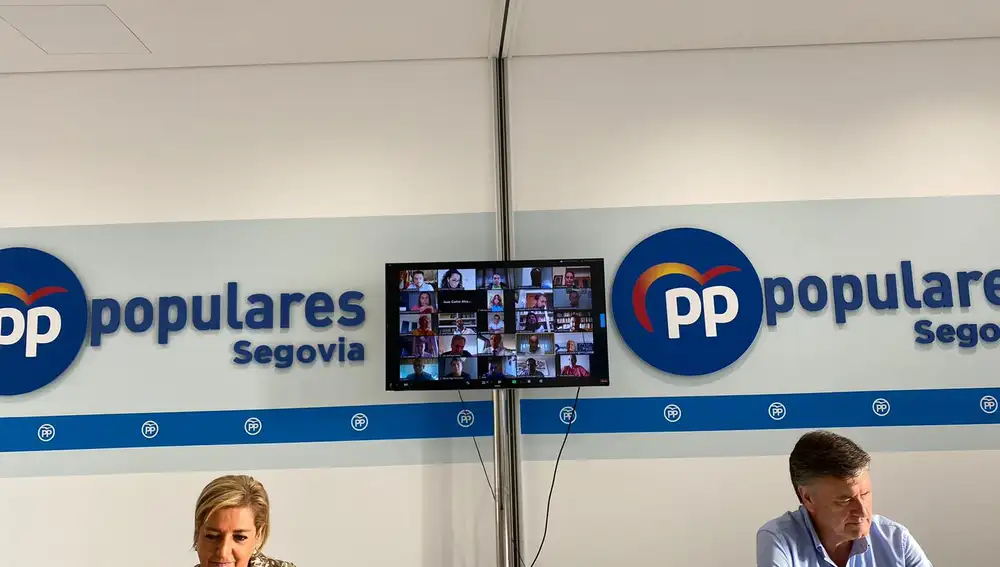 El secretario general del PP de Castilla y León, Francisco Vázquez; y la presidenta del PP de Segovia, Paloma Sanz, conversan por teleconferencia con los alcaldes