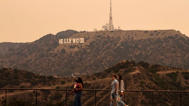 Vista panorámica de la colina donde se instala el icónico letrero "Hollywood Sign"