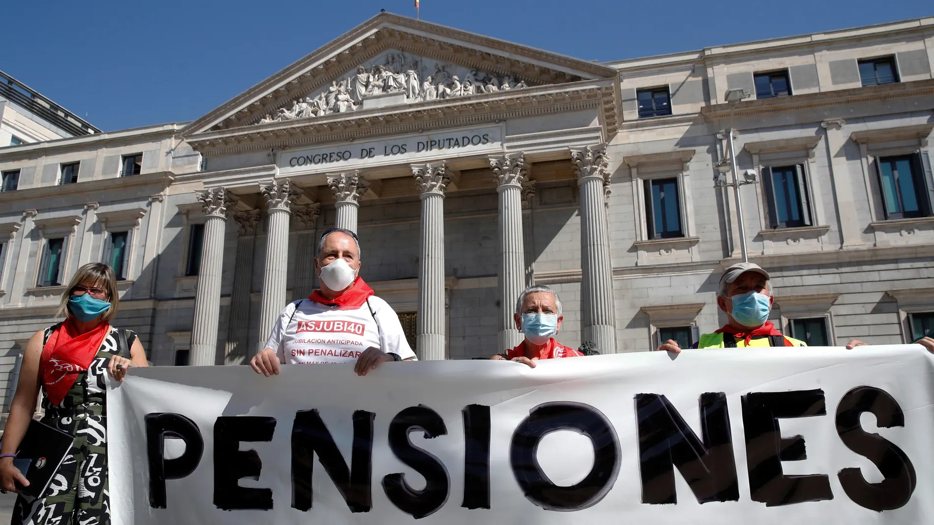 Concentración de pensionistas vascos y navarros ante el Congreso